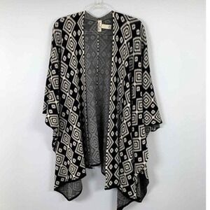 Ruff Hewn Poncho Women OS Black Cream Geometric Diamond Open Front Wrap